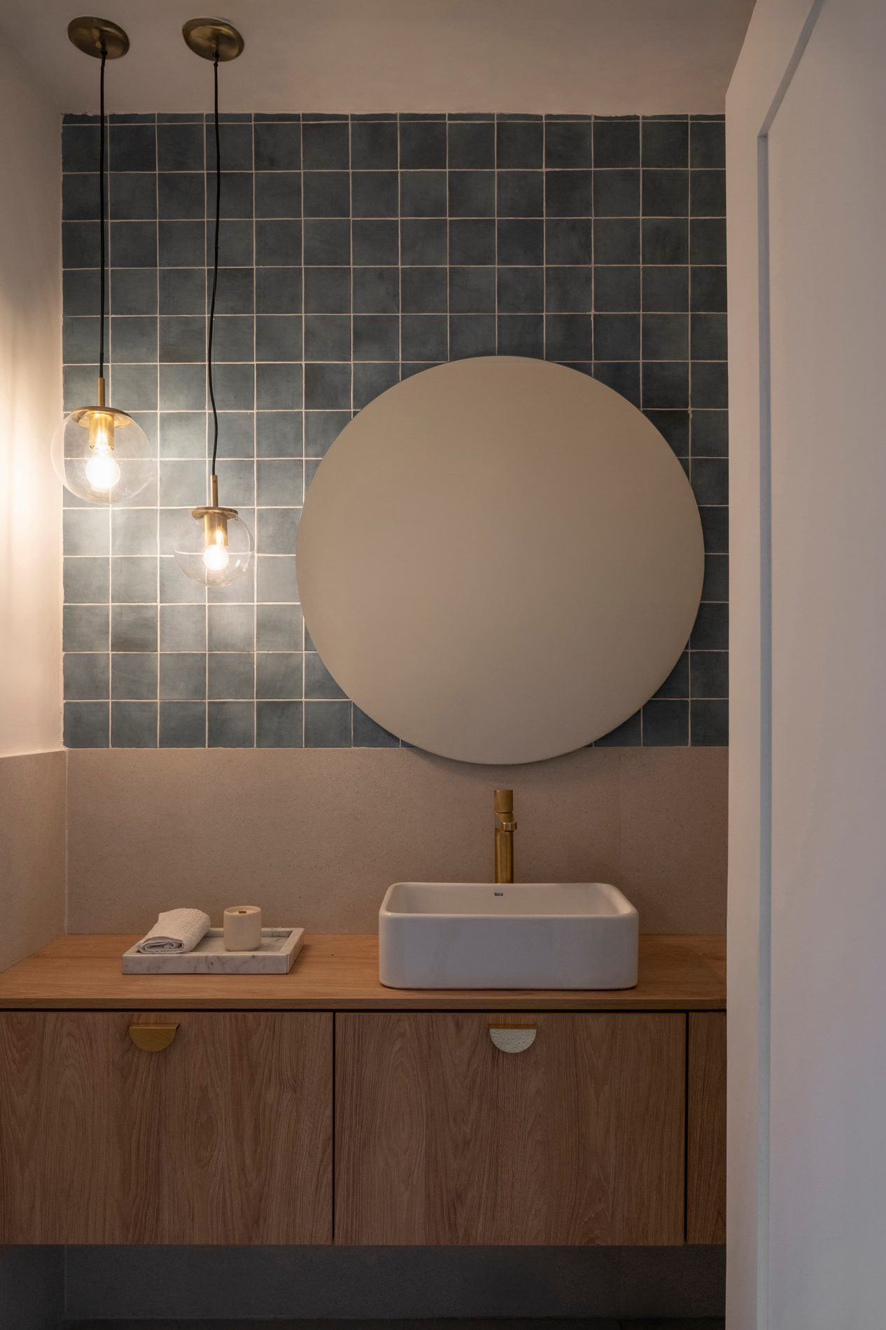Mueble de baño en madera con mármol, proyecto Holzart