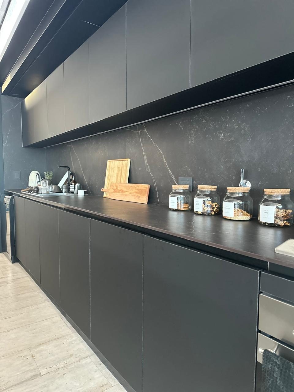 Cocina en tonos oscuros con detalle en madera, Holzart