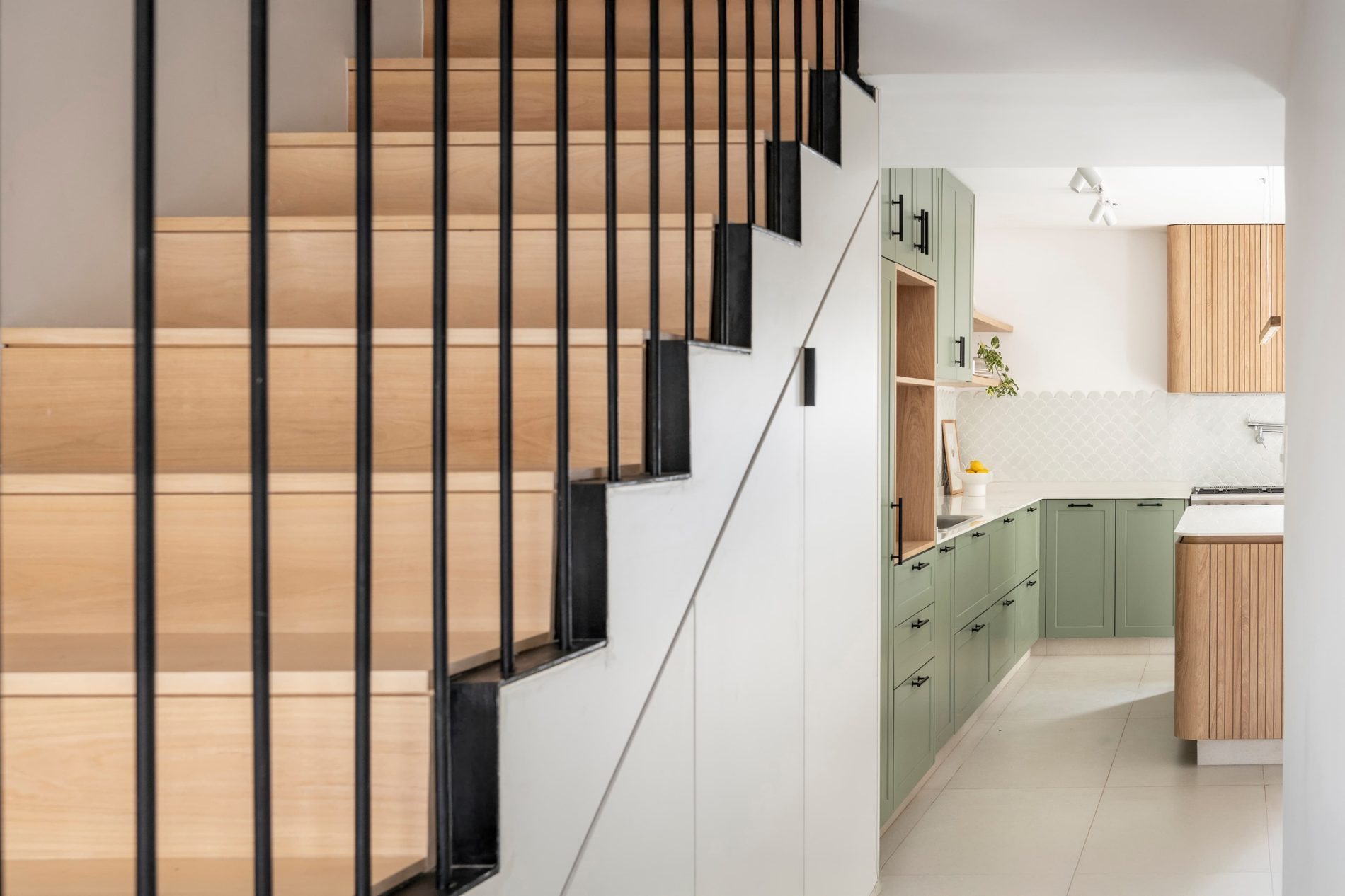 Cocina verde salvia con isla de madera, proyecto Holzart