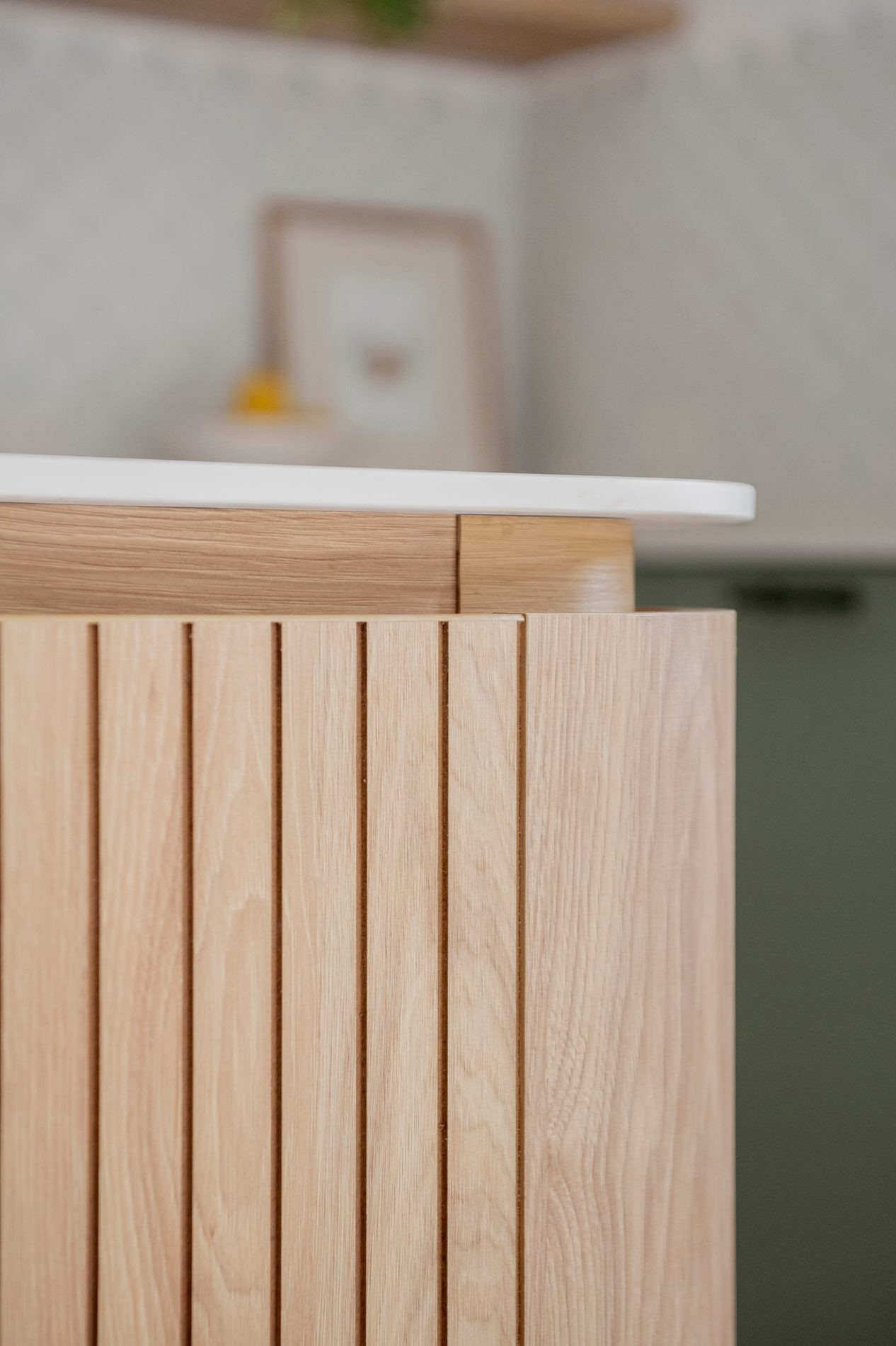 Detalle de terminación en madera ranurada Holzart