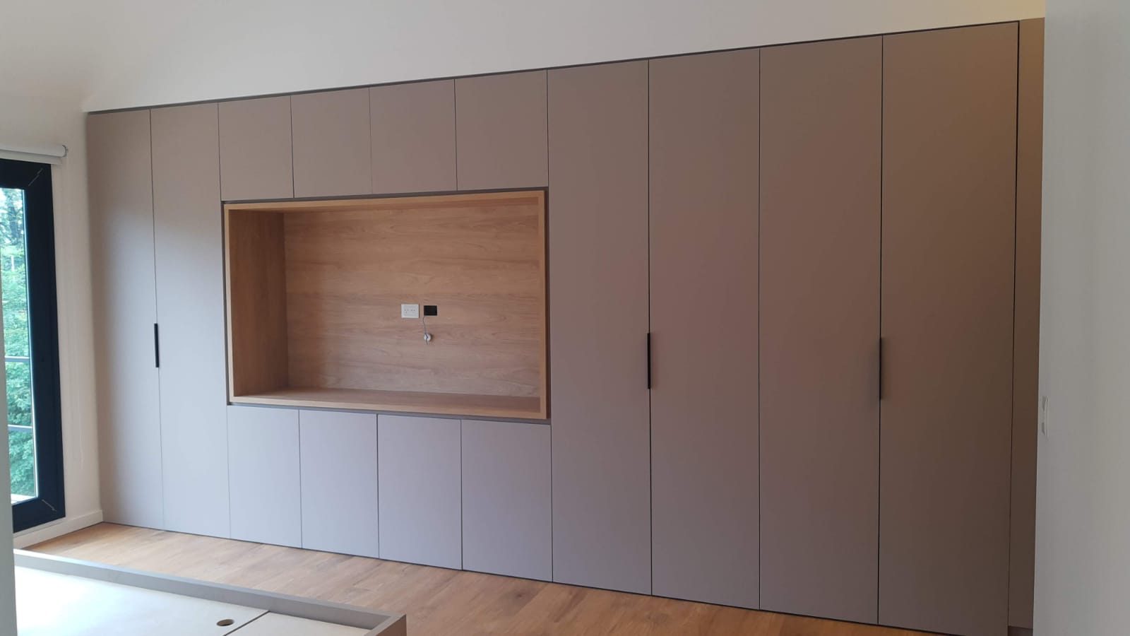 Placard gris con nicho de madera para TV, Holzart
